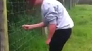 Dotknęła gołym tyłek elektrycznego ogrodzenia!