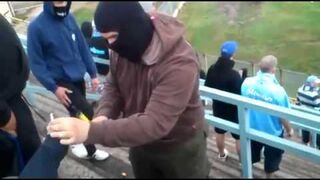 Odpalanie racy papierosem