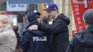 Obejmowanie za ramię nieznajomych - Ravgor.TV