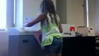 Dziewczyna i niszczarka do papieru