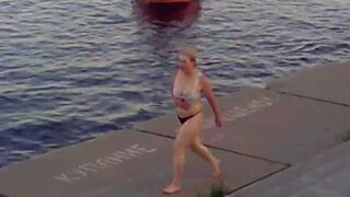 Pijana kobieta na nabrzeżu