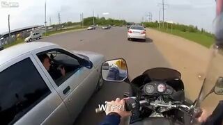Rosja - motocyklista vs. taksówkarz