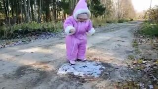 Mała Rosjanka spaceruje pierwszy raz po lodzie