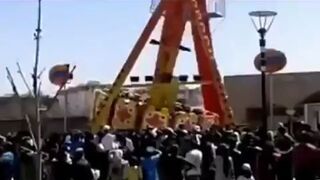 Człowiek spada z karuzeli w Uzbekistanie