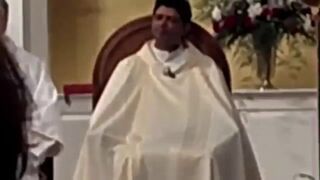 Ksiądz wali konia... a może to różaniec?