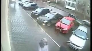 Kobieta wyjeżdża z parkingu