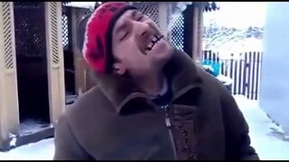 Odpala petardę w ustach