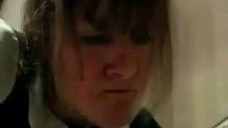 Zobacz czym babcia klozetowa czyści kibel