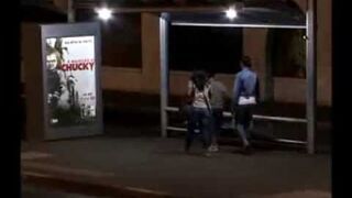 Laleczka Chucky na przystanku!