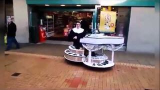 Samojezdna zakonnica śpiewa kolędy - crazy