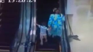 Pierwszy raz na ruchomych schodach - Kompilacja