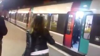 Wypchnęli ją z metra