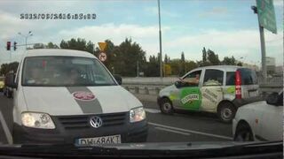 Kobieta za kierownicą -wjazd pod prąd na skrzyżowaniu