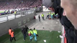 Kibic Ajax Amsterdam spada z trybun podczas meczu