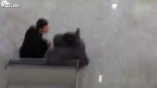 Dziewczyna nokautuje podrywaczy