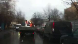 Sypanie solą chodników na Ukrainie