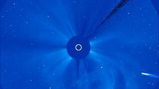 Kometa ISON przetrwała spotkanie ze słońcem