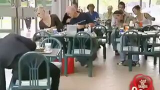 Papugowanie przy jedzeniu