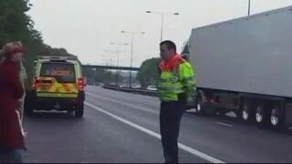 Wskoczyła pod samochód na wizji!