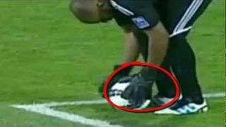 Bramkarz gra na czas, rozwiązuje sobie sznurówkę!