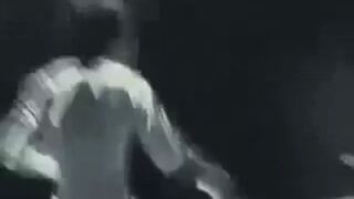 Bruce Lee gra w ping ponga nunczako