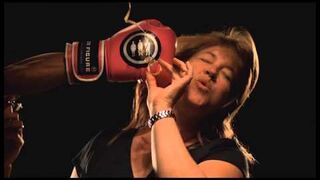 Uderzenie rękawicą bokserską twarz - zwolnione tempo (slow motion)