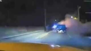 Policjant ratuje ludzi z płonącego samochodu