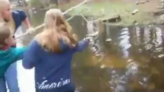 Blondynka przechodzi po linie nad wodą