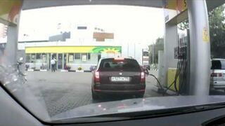 Blondynka na stacji benzynowej BP - crazy fail