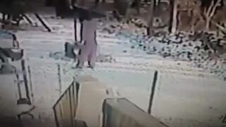 Kot atakuje człowieka