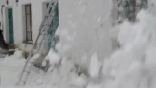 Odśnieżanie dachu - fail