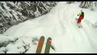 Zjazd na nartach między drzewami igraniem ze śmiercią