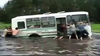 Autobus utknął w kałuży