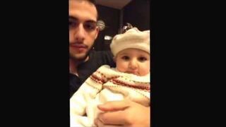 Tatuś uczy synka beatboxu