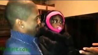 Dziewczynka poznaje pierwszy raz brata bliźniaka Ojca