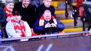 Liverpool vs. Aston Villa: Fan strzela fotkę!