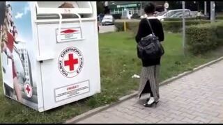Kontener na używaną odzież PCK i tzw. Romowie