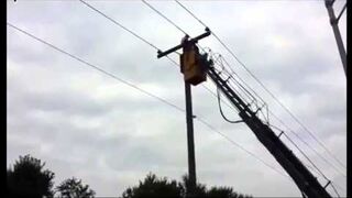 Zdejmowanie kota ze słupa trakcji elektrycznej - fail