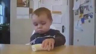 Zasypiający dzieciak je banan