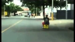 Dziwny pojazd - motorowa skrzynka piwa