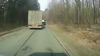 Ciężarówka wyprzedza traktor na wąskiej drodze...