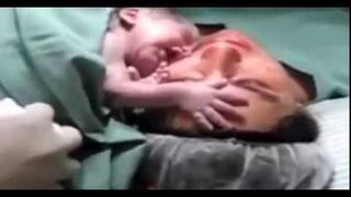 Noworodek nie chce puścić swojej matki