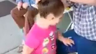 Tatuś robi córci fryzurę