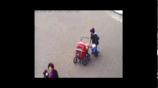 Kobieta szła z dzieckiem na sznurku