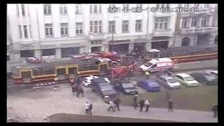 Dwóch mężczyzn wpada pod tramwaj - uwaga drastyczne!