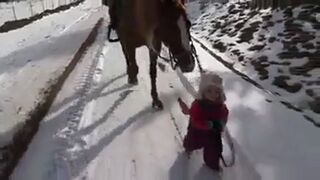 Słodkie!  Mała dziewczynka i jej koń!