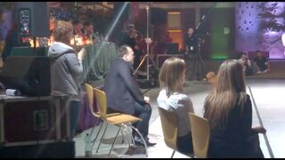 Nakręcony koleś na pokazie cheerleaderek