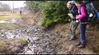 Laski przechodzą przez błoto