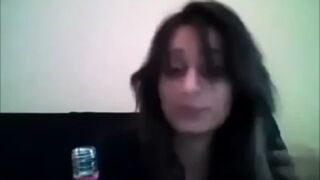 Dziewczyna wypija całą butelkę tequili