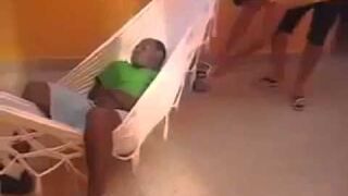 Wystraszony dzieciak podczas snu